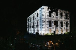 Proyección de la tabla periódica sobre la fachada del Museo Laboratorium durante su 10º aniversario en Bergara.