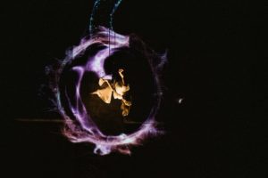 Espectáculo visual con proyección artística y figura suspendida en el evento del 10º aniversario del Museo Laboratorium.