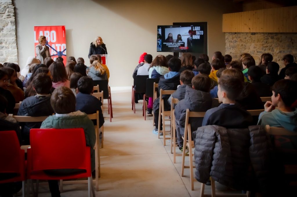 Entrega de premios del IV certamen Emakume Zientzialariak con alumnado en el Laboratorium Museo de Bergara