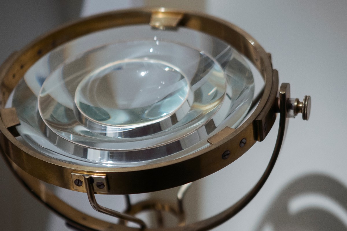 Handitze-lentea duen tresna optiko historikoa, bergarako laboratorium museoan