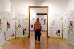 Visitante recorriendo la exposición ‘Mujeres que cambiaron y cambian el mundo’ en el Laboratorium Museo de Bergara