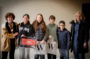 Alumnado ganador del IV certamen Emakume Zientzialariak junto a Ainhoa Lete y Rosa Errazkin en el Laboratorium Museo de Bergara