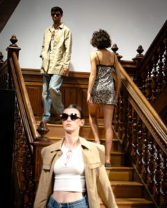 Modelos desfilando por la escalinata del Museo Laboratorium durante el San Sebastián Moda Festival en Bergara