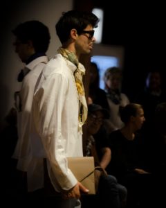 Modelo masculino desfilando en el Museo Laboratorium durante el San Sebastián Moda Festival en Bergara