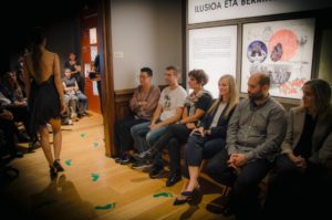 Modelo desfilando en el Museo Laboratorium durante el San Sebastián Moda Festival en Bergara