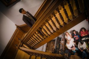 Modelo en la escalinata del Museo Laboratorium durante el desfile del San Sebastián Moda Festival en Bergara