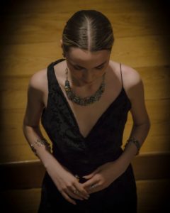 Modelo con vestido negro durante el desfile del San Sebastián Moda Festival en el Museo Laboratorium de Bergara