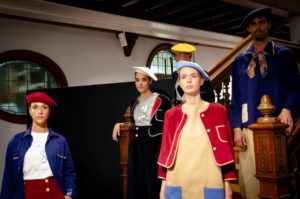 Modelos posando con ropa de Amarenak en la escalinata del Museo Laboratorium durante el San Sebastián Moda Festival
