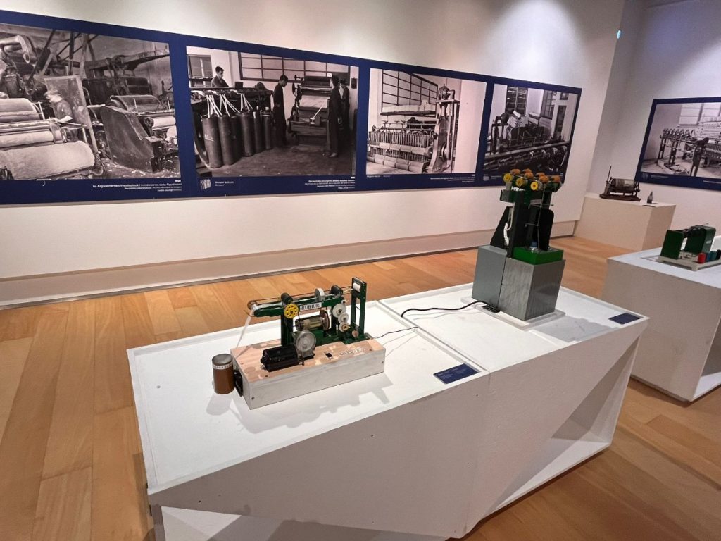 Vista de la exposición con maquinaria histórica sobre el proceso textil en el Museo Laboratorium de Bergara.