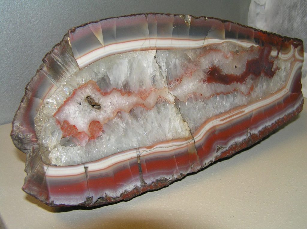 Muestra de ágata con bandas de colores expuesta en la colección mineralógica del Museo Laboratorium.
