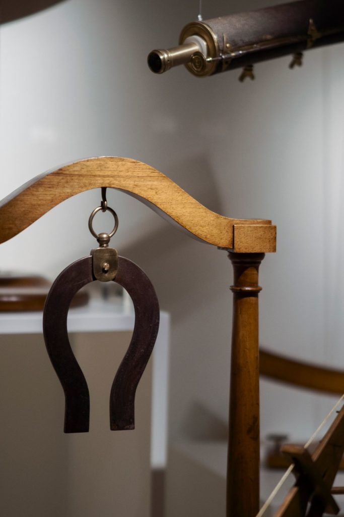 Instrumento científico histórico utilizado en experimentos de física expuesto en el Museo Laboratorium.