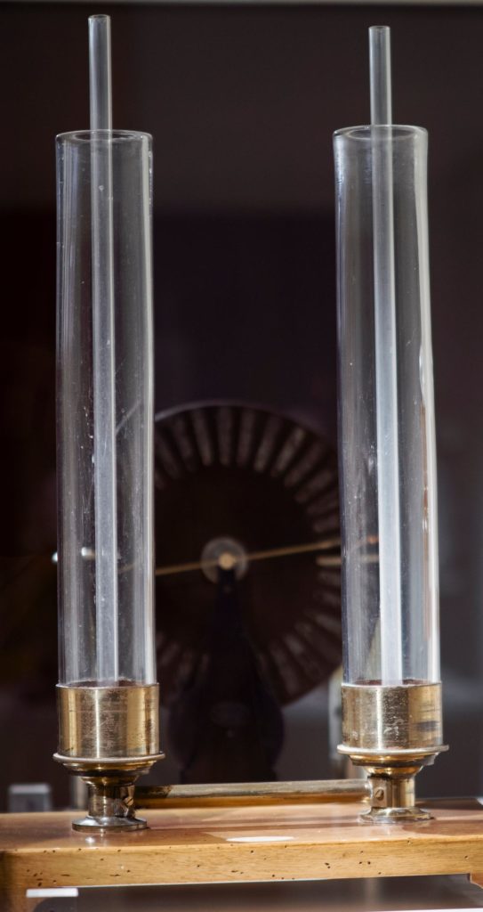 Tubos de vidrio de laboratorio utilizados en experimentos científicos expuestos en el Museo Laboratorium.