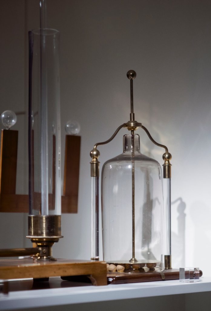 Instrumento científico histórico expuesto en una vitrina del Museo Laboratorium.