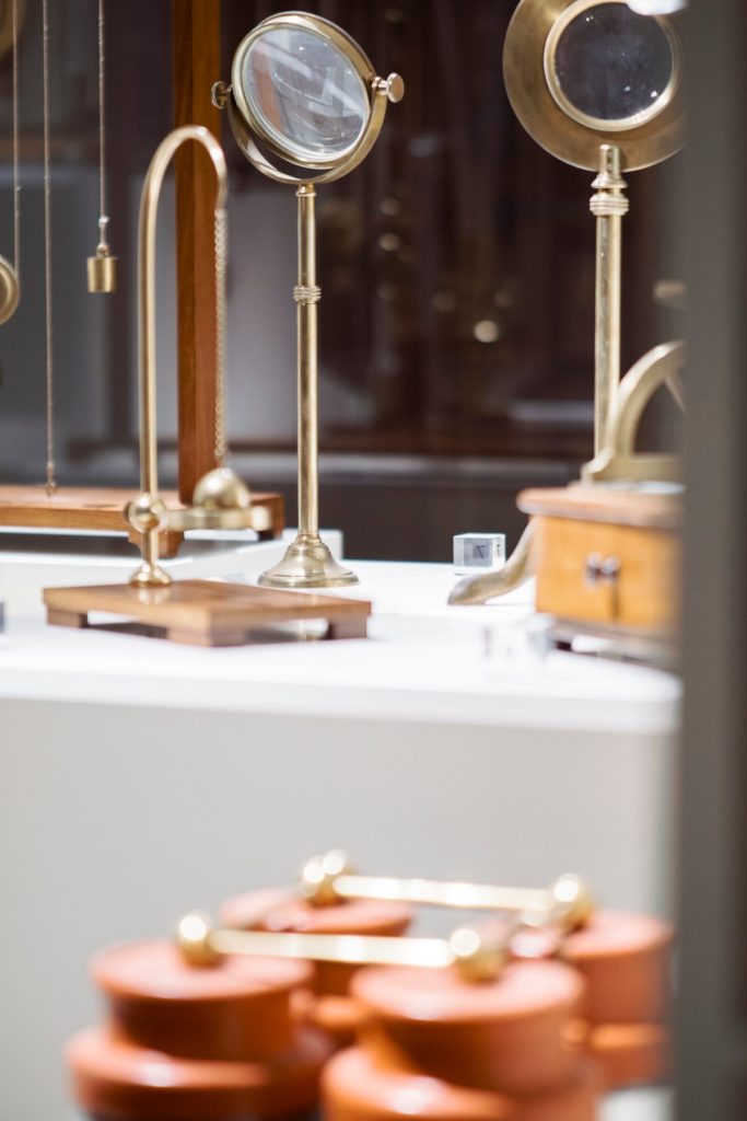 Detalle de instrumentos científicos de medición expuestos en la colección del Museo Laboratorium.