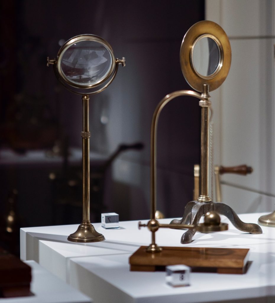 Instrumento óptico histórico expuesto en la colección científica del Museo Laboratorium.
