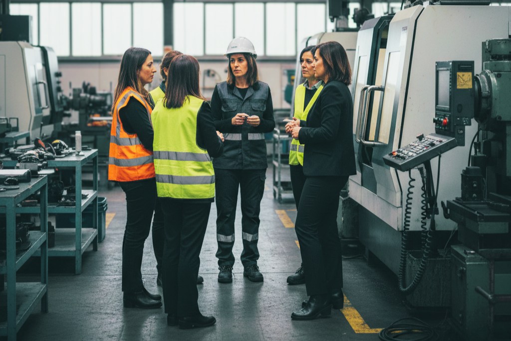 Mujeres trabajando en una planta industrial