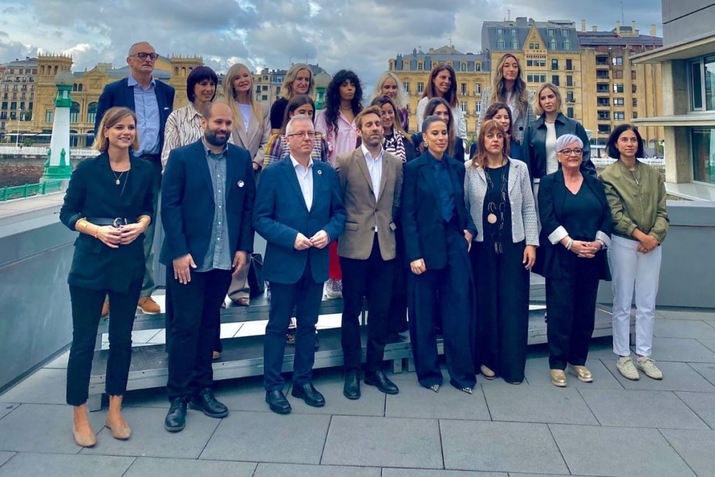 Representantes institucionales, organizadores y participantes del San Sebastián Moda Festival durante la presentación oficial del evento en el Kursaal de Donostia.