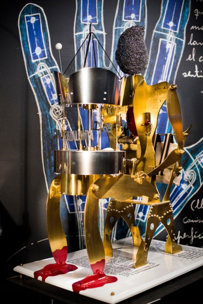 Escultura mecánica de inspiración científica en exposición del Museo Laboratorium de Bergara.