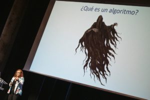 La matemática y divulgadora Clara Grima durante su conferencia sobre algoritmos en el evento Jot Down Ciencia celebrado en Bergara.