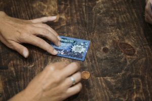 Persona raspando una tarjeta del juego “rasca y gana” organizado durante el evento Jot Down Ciencia en Bergara.