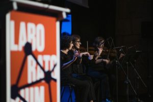 Actuación musical durante el evento Jot Down Ciencia en Bergara.