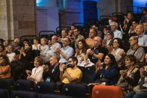 Público asistente aplaudiendo durante una de las actividades del evento Jot Down Ciencia en Bergara.